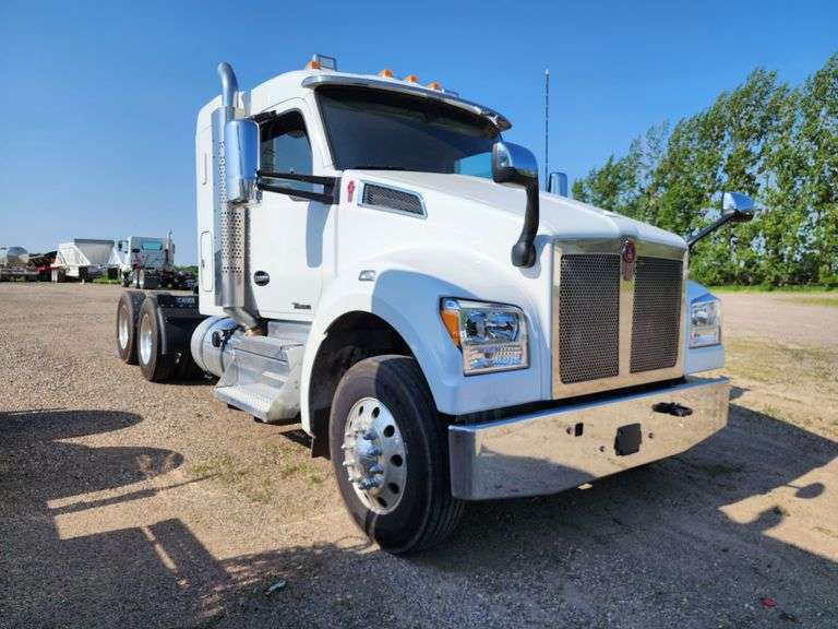 2019 Kenworth Coffin Flattop Sleeper Truck with Paccar MX13 Engine and