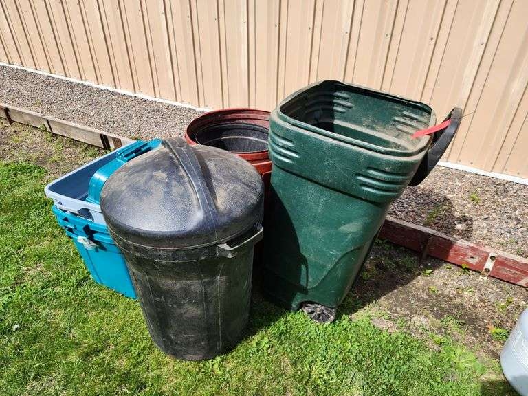Plastic Garbage Cans and Tubs Fragodt Auction and Real Estate LLC