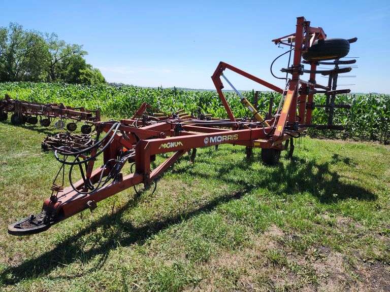 Morris Magnum CP719 19’ Chisel Plow with 3 Bar Coil Tin Harrow, 9.5L