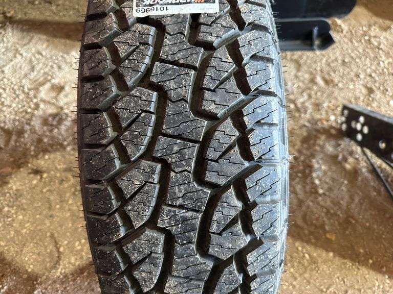 255/70R18 Hancock Dyna Pro Tire, NEW Fragodt Auction and Real Estate LLC