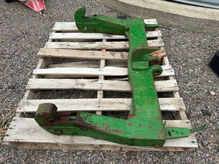 John Deere Category 3 Quick Hitch Fragodt Auction and Real Estate LLC