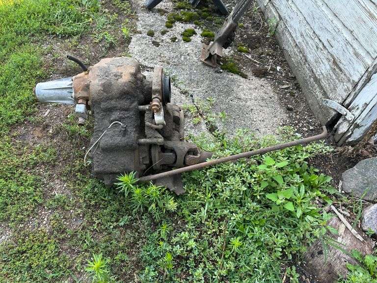 Transfer Case for a Chevrolet Square Body Pickup - Fragodt Auction and ...