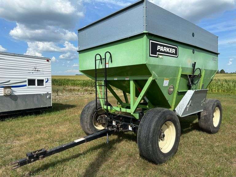 Parker 2600 Gravity Box, Rear Hitch, Lights, Extendable Hitch, 385