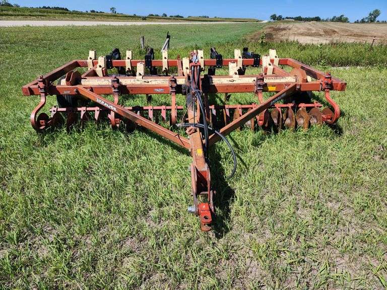 Krause Disc Chisel Model 2891 Landsaver Jumbo Buster Bar on Rear