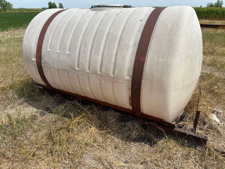 400 Gallon Water Tank - Fragodt Auction and Real Estate LLC