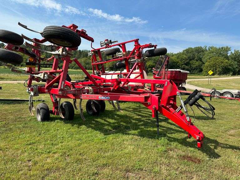 WilRich Model 5800 Chisel Plow, Fold up Wings, Walking Tandems, NS
