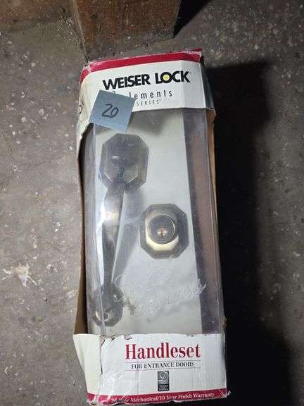WEISER LOCK HANDLE SET FOR ENTRANCE DOORS.