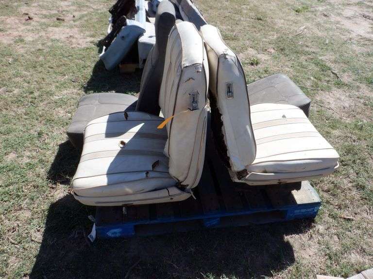 (2) White Bucket Seats Spankys Freedom Car Auctions