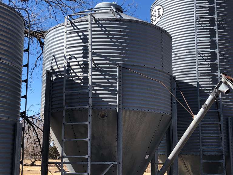 325 Bushel "CHORE TIME" Grain Bin Gavel Roads Online Auctions