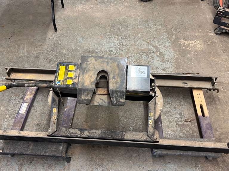 Victoria Industries Hijacker Fifth Wheel Hitch Gavel Roads Online