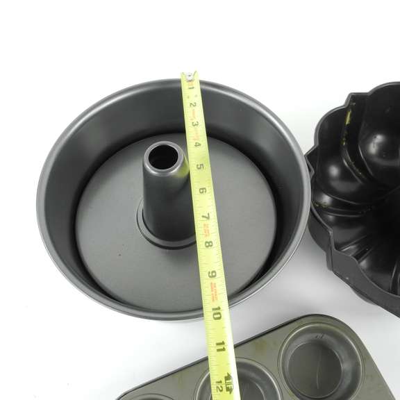 Baking Lot with Bundt Pans GC5 Auctions
