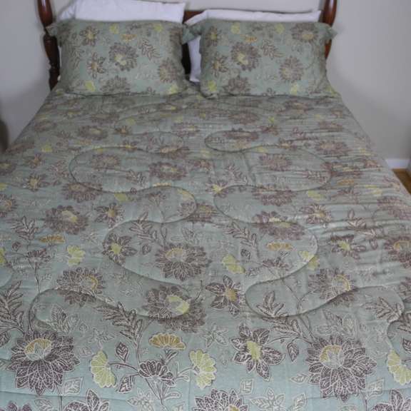 Beautiful Queen Size Bed Linens with Pillows, Sheets & Blanket GC5