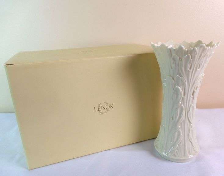 Lenox "Woodland Collection" Vase in Box GC5 Auctions