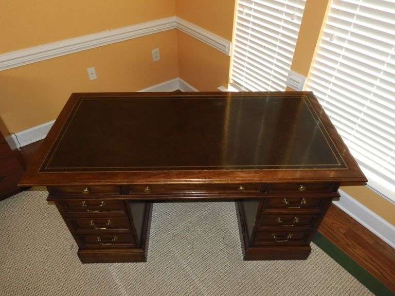 Beautiful Sligh Furniture Leather Top Executive Desk GC5 Auctions