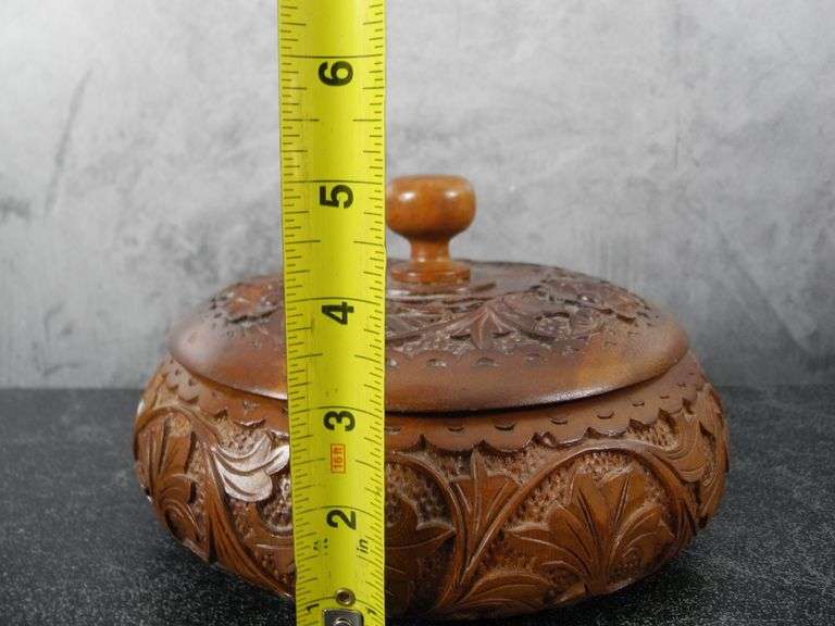 Beautiful Round Carved Wood Box with Lid GC5 Auctions