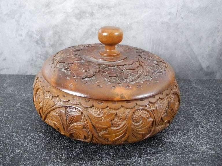 Beautiful Round Carved Wood Box with Lid GC5 Auctions