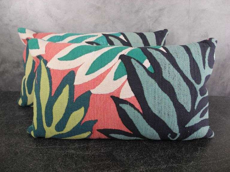 Lot of 2 Beautiful Rectangular Decorative Pillows 1 GC5 Auctions