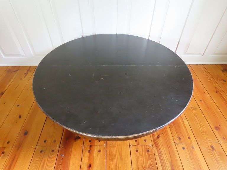 Beautiful Vintage Round Coffee Table - GC5 Auctions