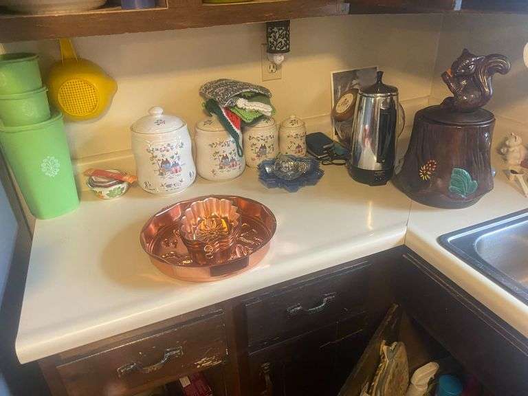 Cookie jars + contents of area Gregg Auctions