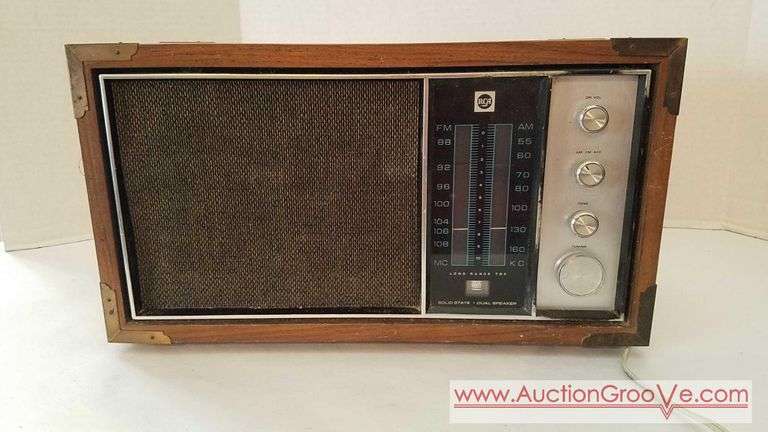 RCA dual speaker AM FM radio model RLC68R. SELLER IS KEEPING THIS LR ...