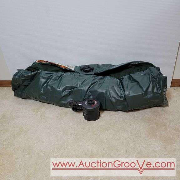 Twin size blow up mattress with battery operated pump. BB