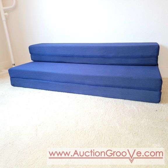 Giantex Home Collection. Quart fold foam queen size mattress / sofa. P