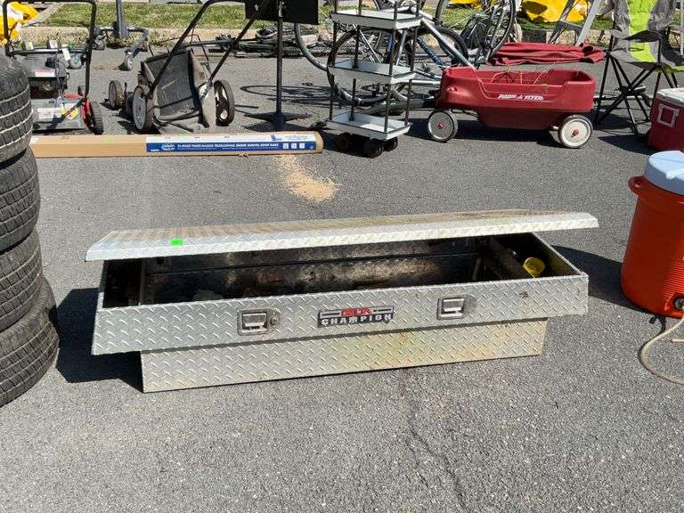 Delta Champion Diamond plate truck bed tool box, full size bed type