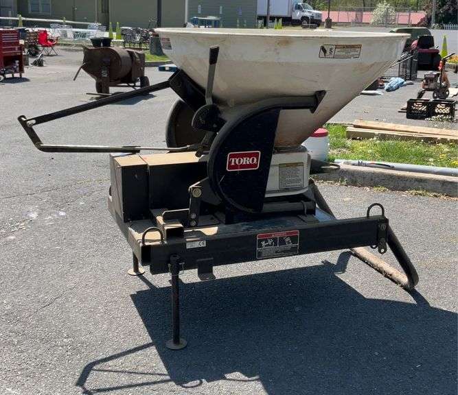 Toro Model 41252 Broadcast Fertilizer Sand Spreader, 700lbs max