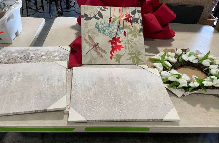 Home decor group with 5 canvas wall pieces, wreath, and “dream big