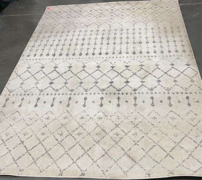 Area rug, 62x90, seller code QT Hash Auctions