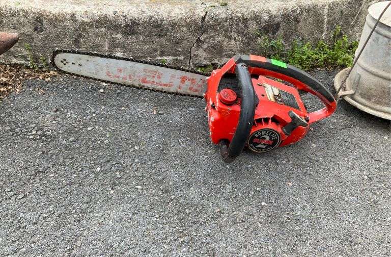 Homelite super 2 Chainsaw for parts or repairs only as it’s locked up