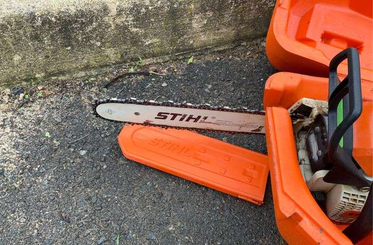 Stihl 025C Chainsaw with Case, starts and running as should, sellercodeDV Hash Auctions