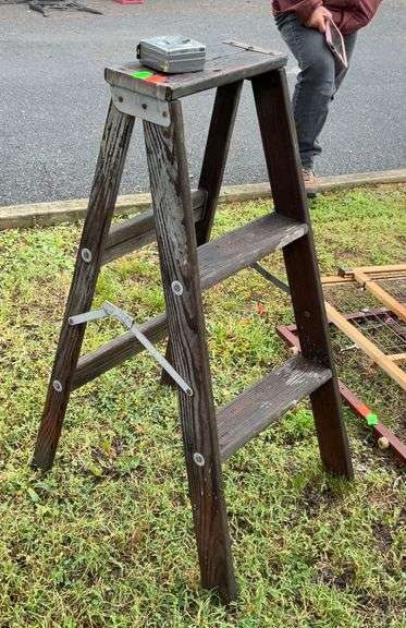 4 foot wood Ladder - Hash Auctions