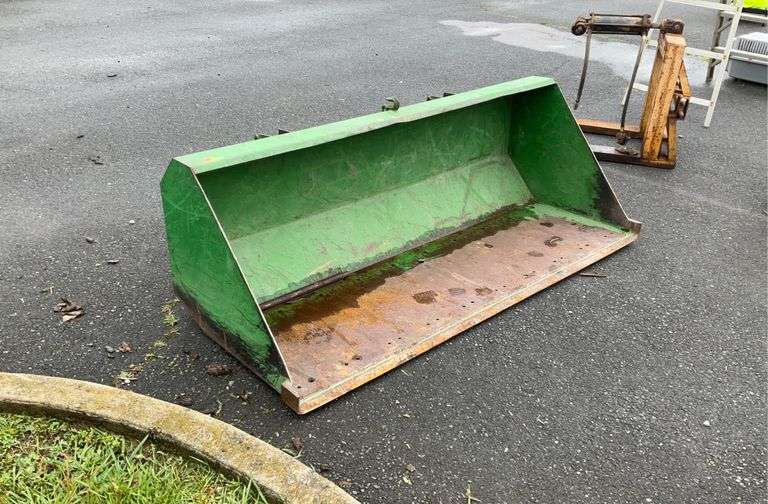John Deere 72” Front end loader Bucket, Nice Condition here guys Hash Auctions