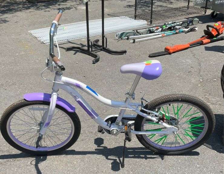 Schwinn Sunnyside Bike, handle bar grips need replaced still a nice