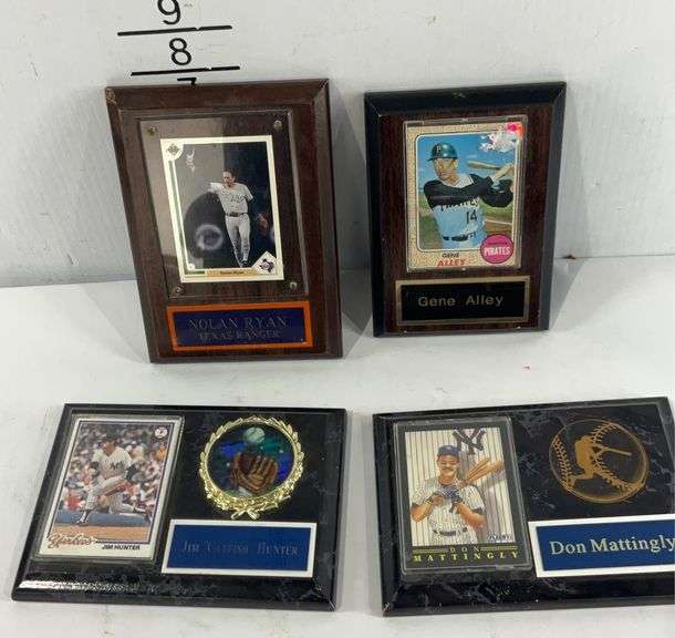 4 collectible baseball player Plaques with cards. Nolan Ryan,Catfish