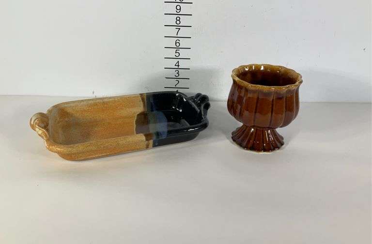 Clarksville pottery serving tray and Hull antique vase. Hash Auctions