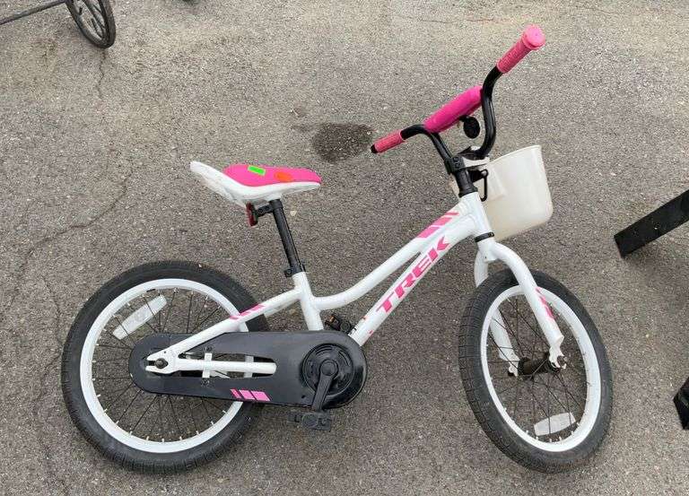 Trek kids bike w/poly basket Hash Auctions