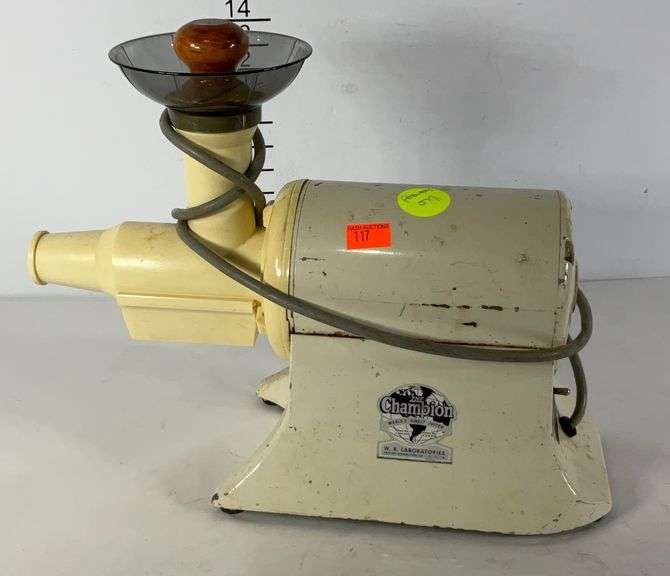 Champion juicer. Vintage. Powers on. Hash Auctions