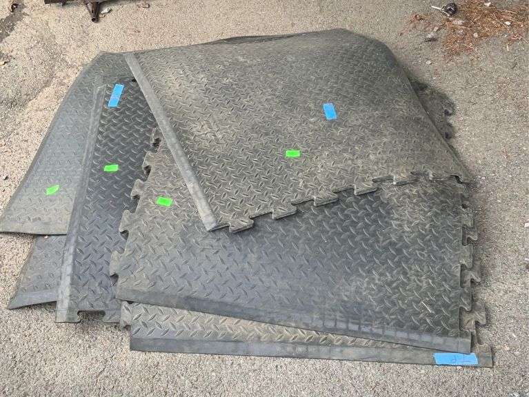 Heavy duty rubber garbage/exercise equipment mats 26”square(sct,p