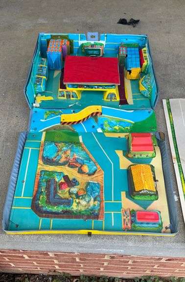 Matchbox City w/ 9 Matchbox Cars - Hash Auctions