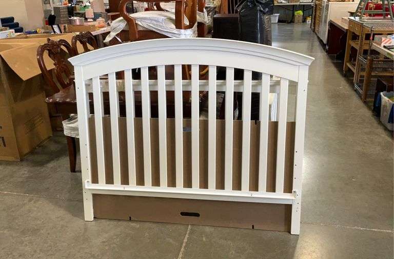 White baby crib Carter’s model 81780, is complete with all rails