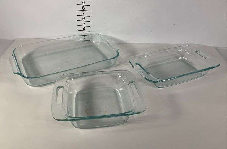 3 pieces of Pyrex bake ware. Hash Auctions