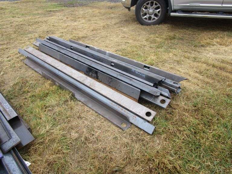 PALLET NEW 8' FLATBED RAILS - Heaverlo Northwest Auctions
