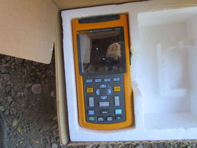 FLUKE 124 LAB SCOPE IN BOX Heaverlo Northwest Auctions