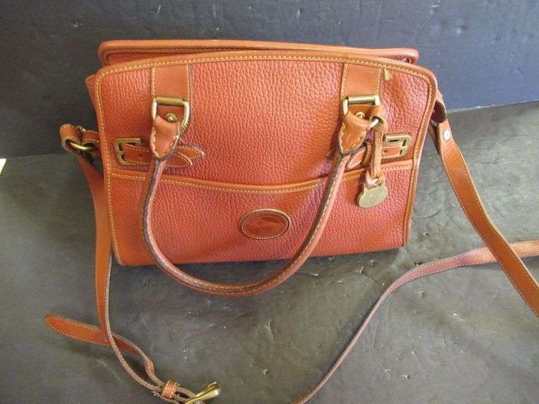 VINTAGE DOONEY AND BOURKE LEATHER PURSE. SMOKE FREE ENVIROMENT LOOKS VERY CLEAN! Dallas Online