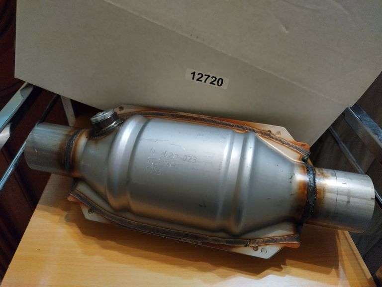 BRAND NEW UNIVERAL CATALYTIC CONVERTER FITS MOST CARS AN TRUCKS