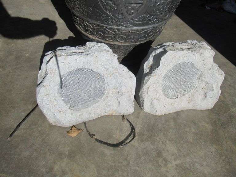 GROSFILLEX PLASTIC PLANTER MEASURES 20” X 21” AND TWO INSIGNIA OUTDOOR
