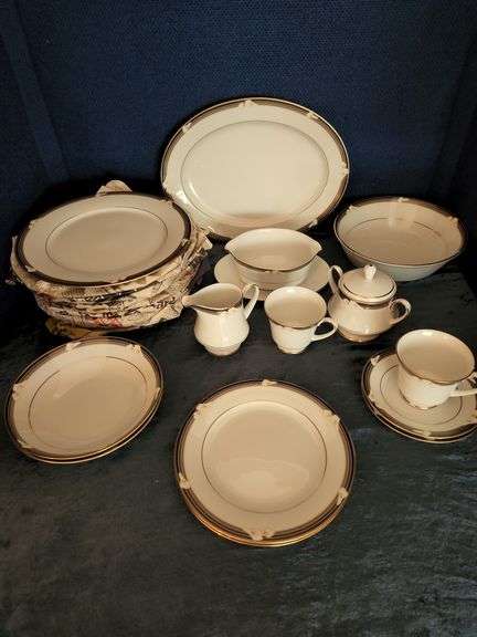 (AUCTION ID# 9009) 10/10 UPPER ARLINGTON - CHRISTMAS - HOUSEWARE - GLASSWARE - FURNITURE - VINTAGE ITEMS - KITCHEN TABLE - BUTCHER BLOCK ISLAND - WASHER - DRYER - ENTERTAINMENT CENTER - JEWELRY - AND MUCH MORE