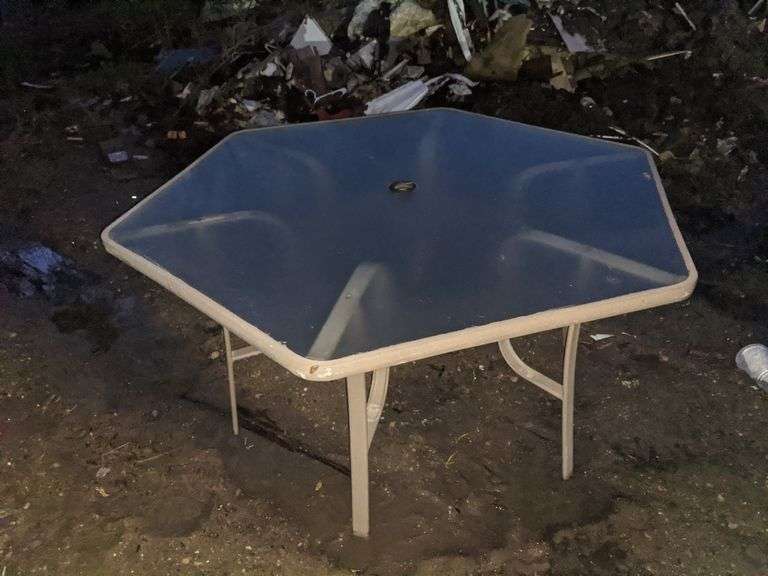 (OUT) HEXAGON SHAPE GLASS TOP PATIO TABLE Isabell Auction